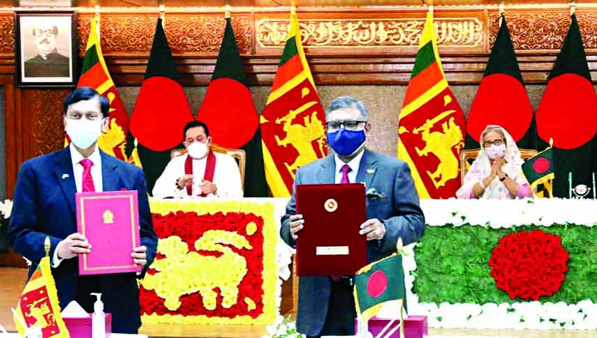 Prime Minister Sheikh Hasina and Sri Lankan Premier Mahinda Rajapaksa witness signing of MoU on cooperation for training of Bangladeshi nurses and health care workers in Sri Lanka inked by Health Minister Zahid Maleque and Sri Lankan State Minister for M