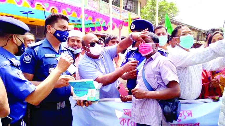 Golam Hasnain Rashel, Mayor of Bhangura Municipality and Major General (Retd.) Md. Fasiur Rahman, Member Bangladesh Awami League Central Sub-Committee on Agriculture and Cooperatives inaugurate a mask distributing program of Bhangura Thana police on Sunda
