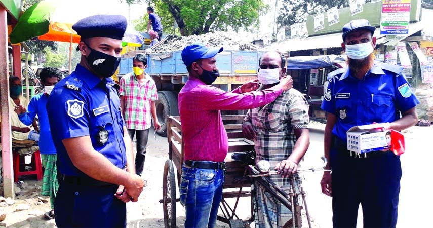 Masks were distributed free among the local people by Police members of Kagmari Fari as a part of their awareness raising program about coronavirus on Sunday.