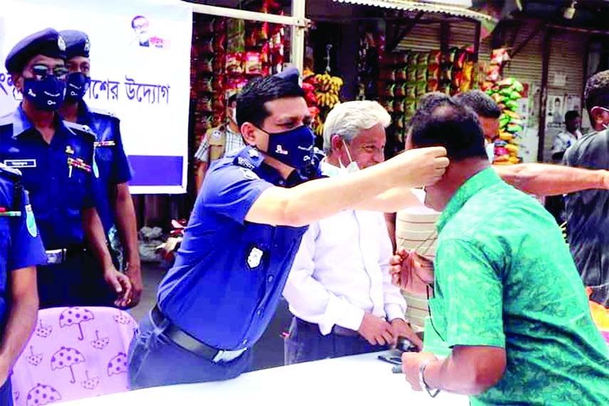 KISHOREGANJ Police are seen distributing masks free at an awareness campaign to prevent coronavirus infection at local bus terminal on Sunday morning.