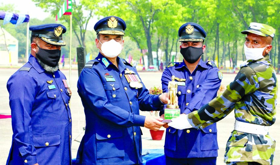 Air Officer Commanding of BAF Base Birshreshtho Matiur Rahman Air Vice Marshal Kamrul Islam presents trophy to the best all rounder MODC Recruit Md Shahjalal on Tuesday. SPR photo