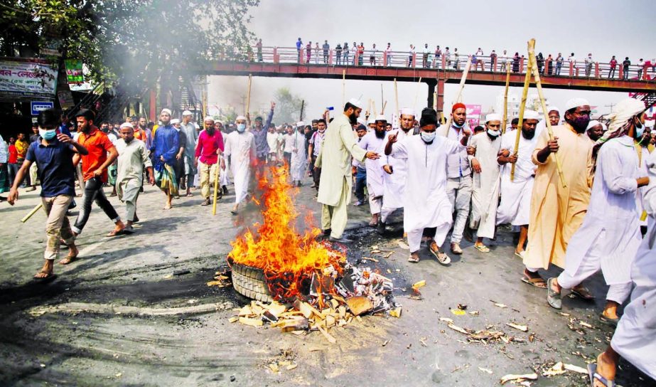 Hefazat-e-Islam activists block Dhaka-Chattogram highway by setting tyres on fire while observing a dawn-to-dusk hartal on Sunday.