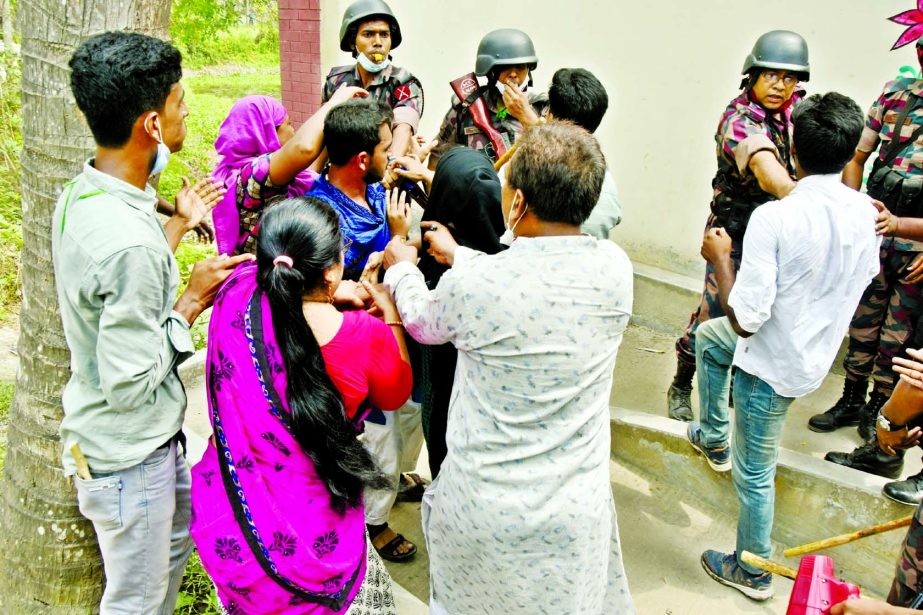 BGB personnel are trying to resist supporters of two rival mayor candidates from fighting centering on the election at Kalkini Pouroshava in Madaripur on Wednesday.
