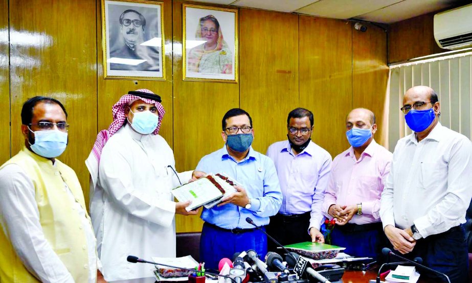 Secretary of Disaster Management and Relief Ministry Mohammad Mohsin receives dates given by Saudi Government for distribution among poor on the occasion of holy Ramzan at the conference room of the ministry on Thursday.