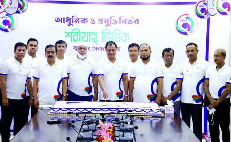 A B M Mokammel Hoque Chowdhury, Managing Director of Union Bank Limited, celebrating the banks 9th anniversary by cutting a cake at the bank's head office in the capital on Thursday. Md. Habibur Rahman, AMD, Hasan Iqbal, Md. Nazrul Islam, DMDs, Golam Mos