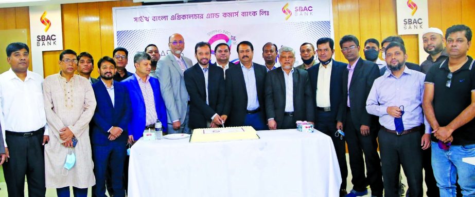 Tariqul Islam Chowdhury, Managing Director and CEO of South Bangla Agriculture and Commerce (SBAC) Bank Limited, celebrating the bank's stepping into 9th year by cutting a cake at its head office of in the capital on Saturday. Shafiuddin Ahmed, Md Kamal