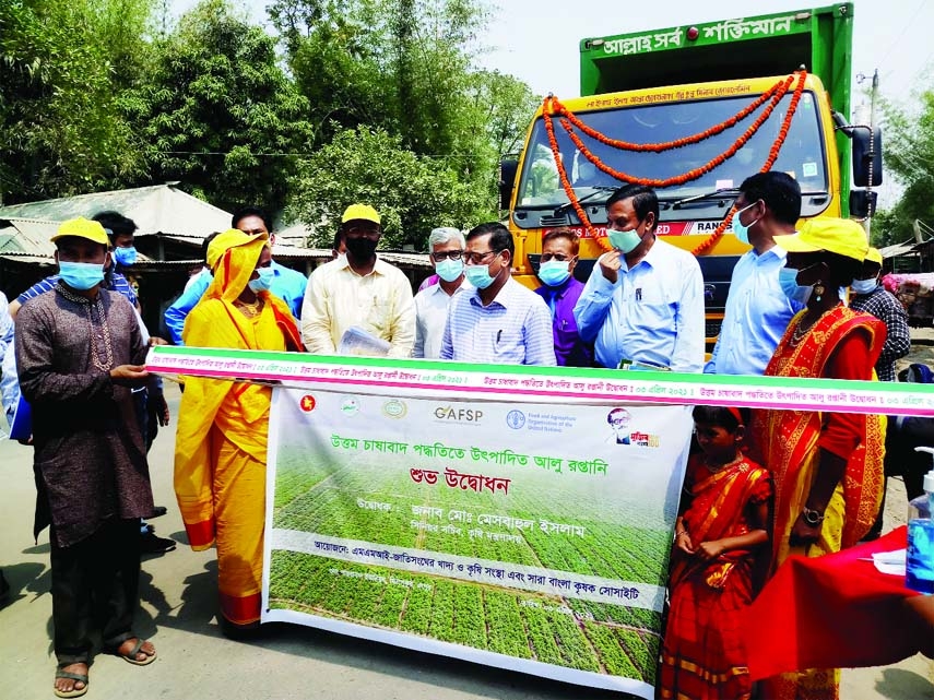 Following strict hygiene and social distancing measures, potato producers, exporters, government officials and FAO representatives gathered in Pairabandh, Mithapukur in Rangpur region to inaugurate this year's export of potatoes on Saturday. The event wa