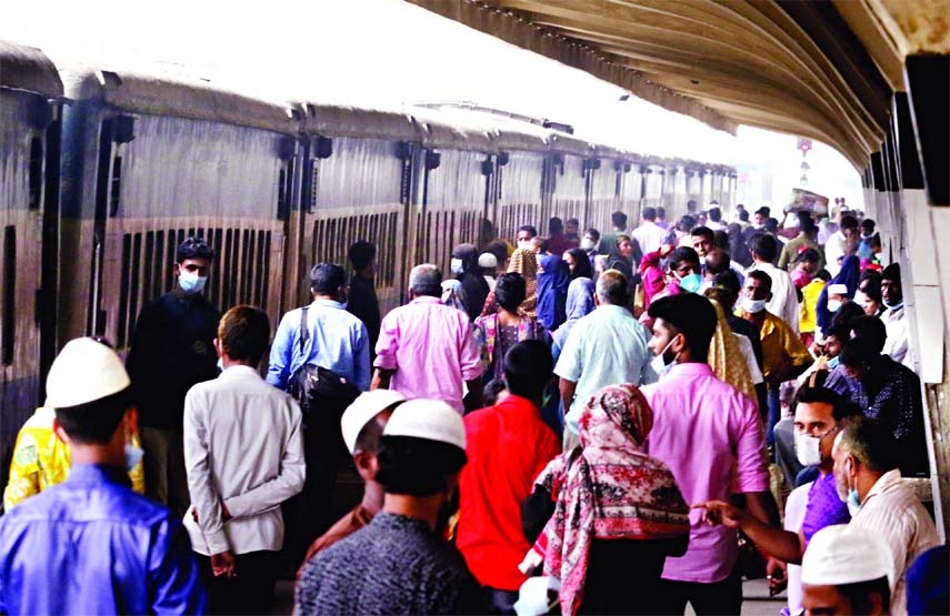 People swarm at Kamalapur Rail Station on Saturday without maintaining social distance norms despite Covid-19 infection upsurge in recent days.