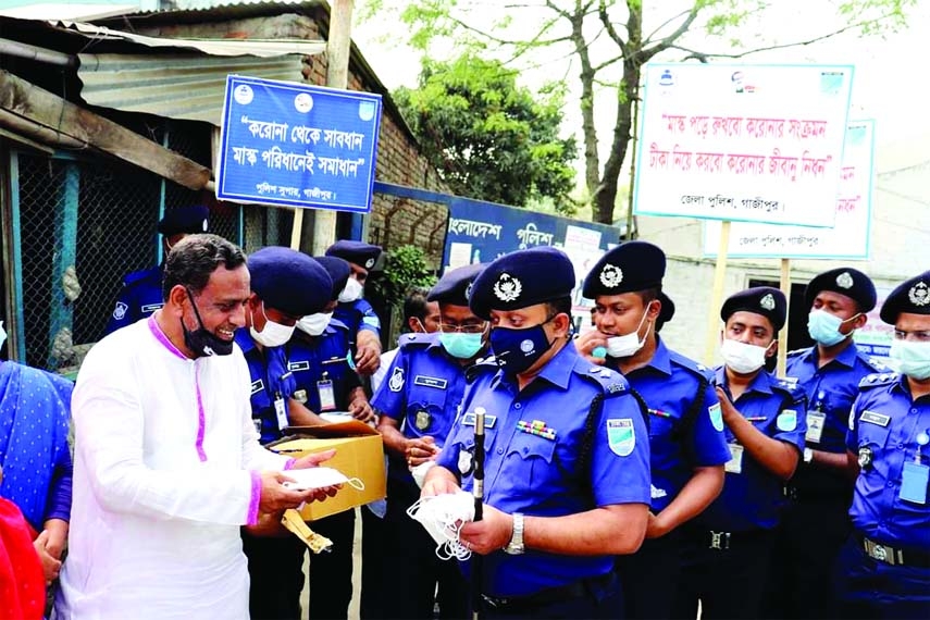 With initiative of newly appointed Police Super SM Safiullah, Joydebpur Police Station of Gazipur Sadar Upazila, distributed mask sanitizer among the people amid the second phase of Covid-19. In order to increase public awareness and to implement the gove