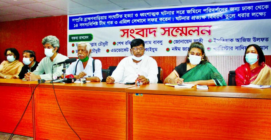 Trustee of Ganoswasthya Kendra Dr. Zafrullah Chowdhury unveils the report in its auditorium in the city's Dhanmondi on Monday after investigating Brahmanbaria incident.
