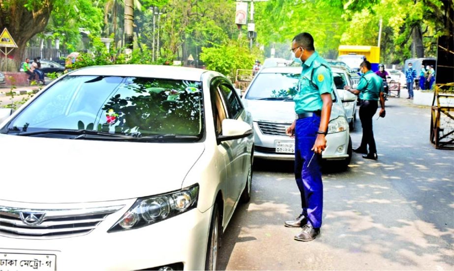 Police stopped private cars at different points in the capital by setting up checkposts during the second day of countrywide lockdown on Tuesday. This photo was taken from Hare Road in the city’s Ramna.