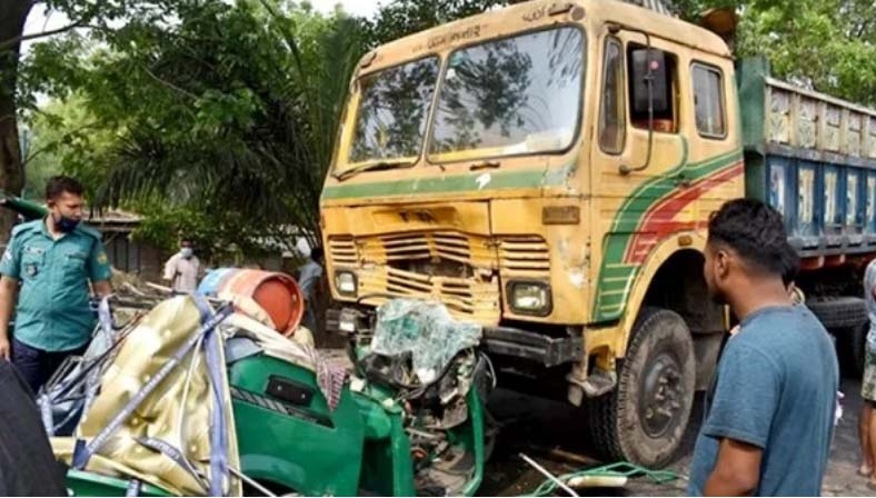 The autorickshaw and truck that met with the accident. Photo : Collected