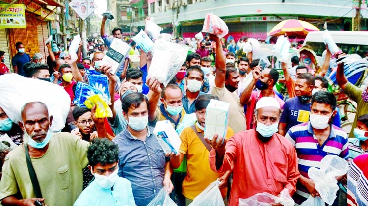 The vendors of face masks near Babu Bazar Bridge in the city stage demonstration on Thursday protesting the eviction of makeshift stalls by the authorities to prevent spread of Corona pandemic.