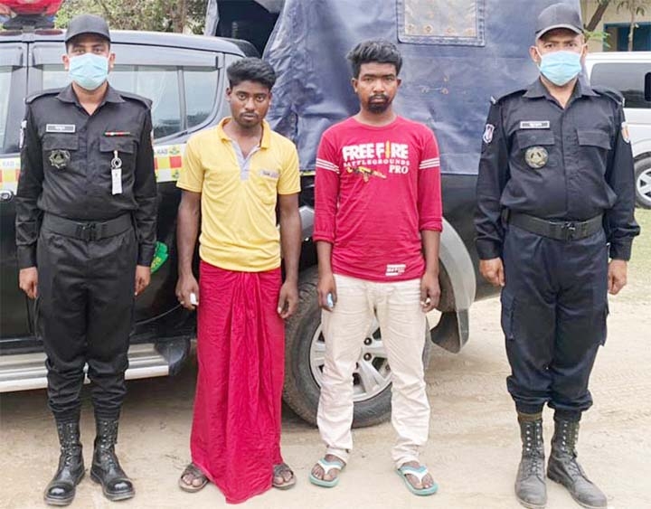 RAB-4 detains two drug peddlers with heroin conducting raid in Dhamrai area on Friday.