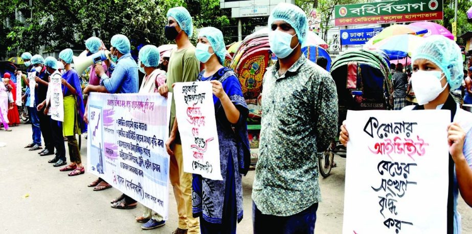 Bangladesher Samajtantrik Dal forms a human chain in front of DMCH on Saturday with a call to increase number of ICU bed in different hospitals.