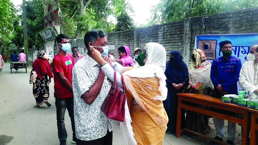 Masks have been distributed among more than five hundred pedestrians in Jamalpur's Sarishabari by various educational institutions to prevent corona virus and increase awareness. A team led by BNCC and Scouts distributed masks as an initiative of various