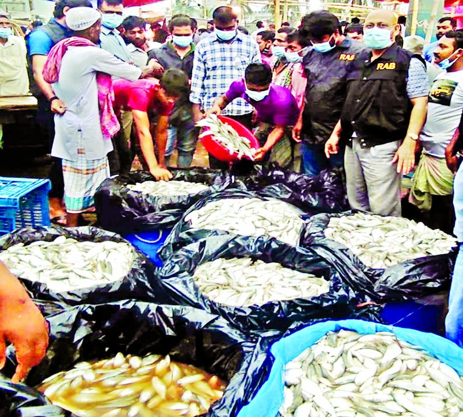 RAB-2 arrests seven people along with 2.2 tons of Jatka from Karwan Bazar in the capital on Sunday.
