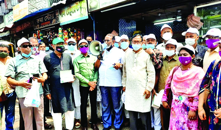 Bir Muktijoddha Nuruzzaman Biswas, MP of Pabna-4 constituency inaugurates distribution of masks by the freedom fighters in front of Gate No. 1 of Ishwardi Bazar on Sunday. Upazila Nirbahi Officer PM Imrul Kayes took part in the campaign.