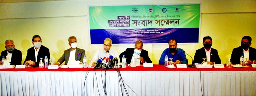 Former BGMEA presidents Shafiul Islam Mohiuddin and Abdus Salam Murshedy, and Bangladesh Knitwear Manufacturers and Exporters Association (BKMEA) President Salim Osman address a press conference at a hotel in the capital on Sunday.