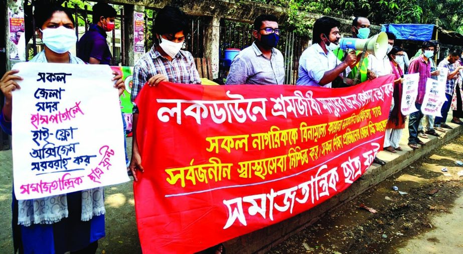 Samajtantrik Chhatra Front forms a human chain in front of the Jatiya Press Club on Monday with a call to provide high-flow oxygen at all district level hospitals.