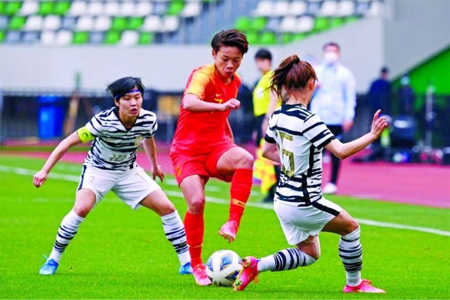 China's Wang Shuang (center) competes during the second leg of Tokyo Olympic Asian qualification playo-ff between China and South Korea in Suzhou, east China's Jiangsu Province on Monday.
