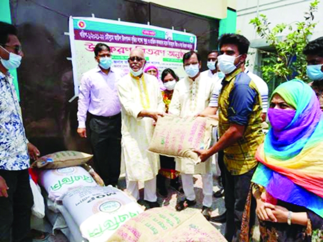 Mayor of Khulna City Corporation Talukder Abdul Khaleque distributes agricultural materials among the poor and marginal farmers in Rampal upazila on Monday.