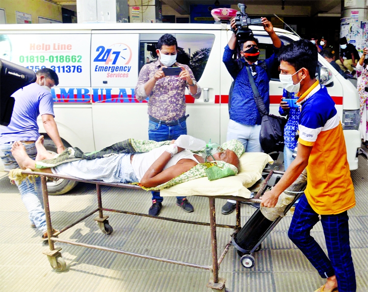 A patient is being taken to the Covid Unit of Dhaka Medical College and Hospital with oxygen support yesterday amid the increasing number of Covid-19 patients recently.