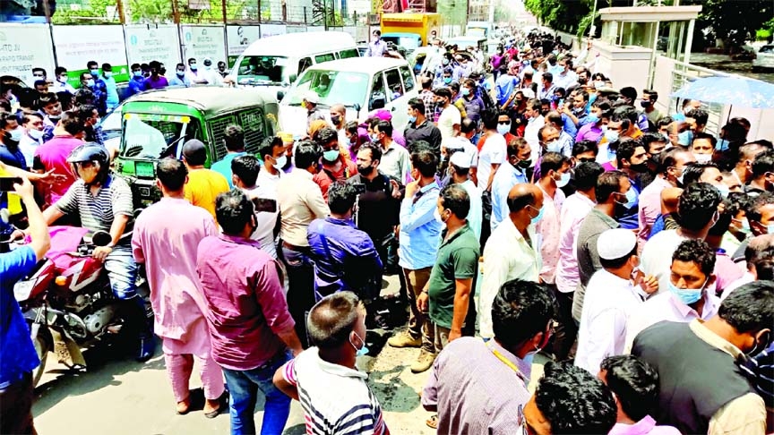 Migrant workers block the road in front of the Saudi Arabian Airlines office in Dhaka's Pan Pacific Sonargaon Hotel, after their flights were cancelled on Saturday.