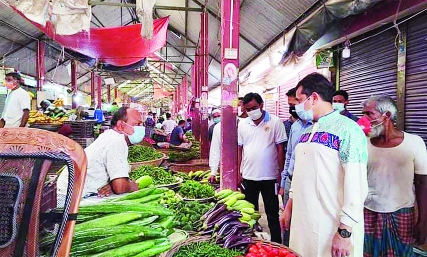 Manikganj Deputy Commissioner and District Magistrate SM Ferdous visits clinics, diagnostic centers, markets and public places at around 11 am on Saturday to observe the lockdown situation in the district.