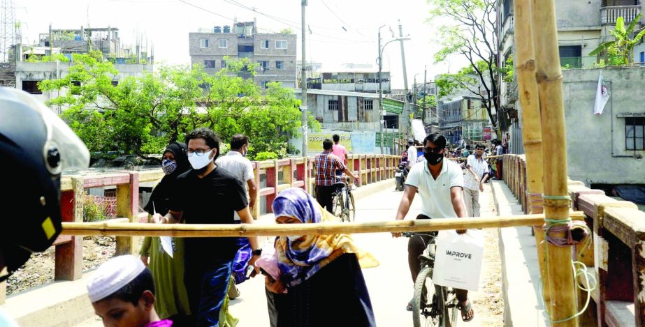 Bamboo barricade was made by the two sides of a culvert to hinder free movement of the passers-by. The snap was taken from the city's Hazaribagh area on Monday.