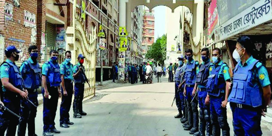 Law-enforcers stand guard on Dhaka CMM Court premises on Monday after Joint Secretary General of Hefazat-e-Islam Bangladesh Maulana Mamunul Haque was produced before the court.