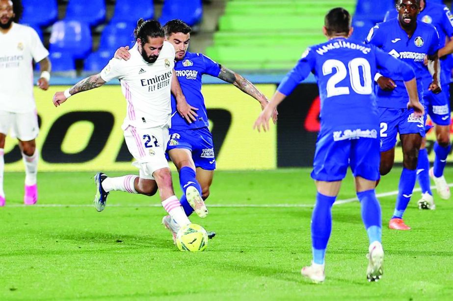 Real Madrid's Isco (1st left) vies with Getafe's Mauro Arambarri (2nd left) during a Spanish league football match between Getafe CF and Real Madrid in Getafe, Spain on Sunday.