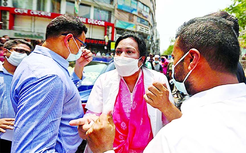 A female doctor got involved in an argument with a magistrate and some police men at Elephant road in the capital on Sunday.