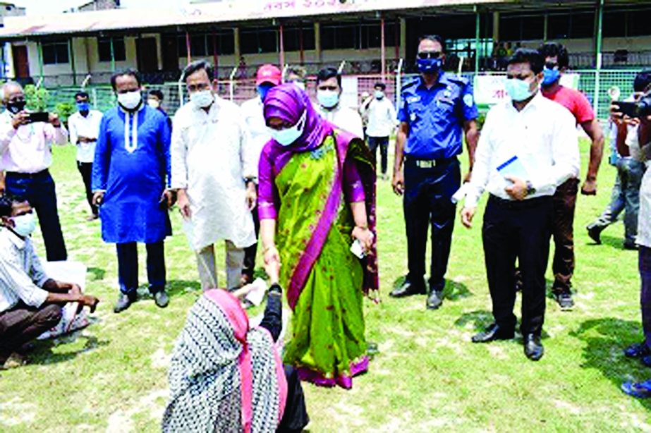 CHANDPUR: On behalf of the District Administration, DC Anjana Khan Majlish distributes relief goods among 520 poor families, auto drivers, bede people living on boats in river etc., rendered jobless following lockdown and Corona pandemic in