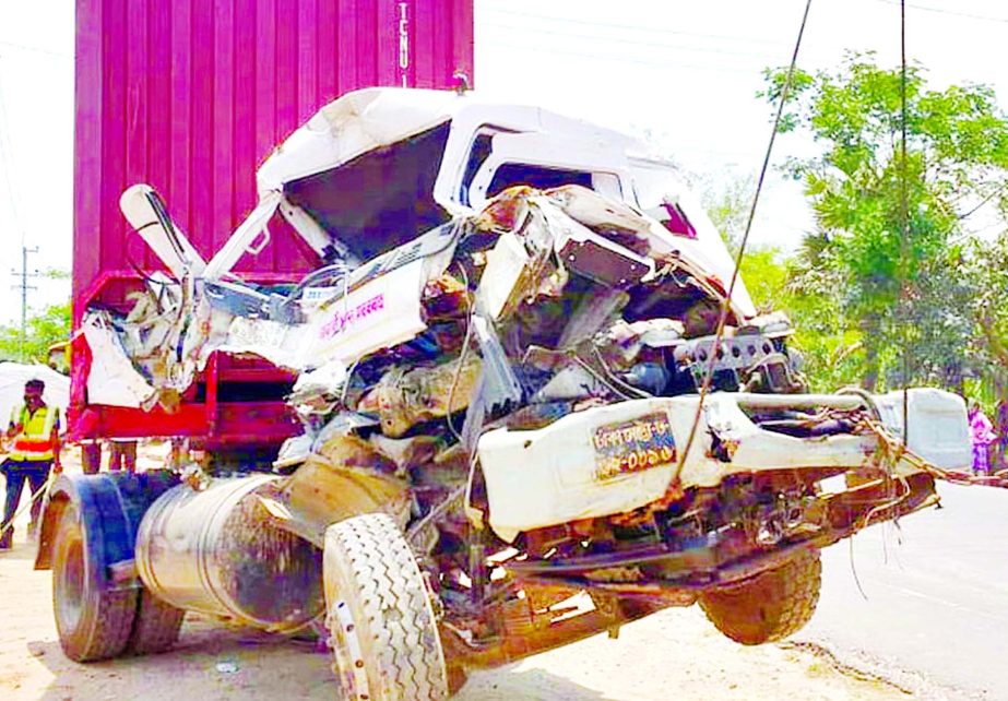 The lorry smashed a roadside restaurant at Chauddagram upazila on Dhaka-Chattagram Highway in Cumilla district leaving 3 people dead on Tuesday.