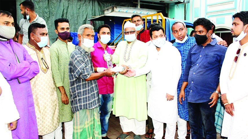 Former MP and Senior Vice President of Sylhet District Awami League Shafiqur Rahman Chowdhury distributes Iftar among the underprivileged passers by of the city at a programme organized by the District Chhatra League on Tuesday.