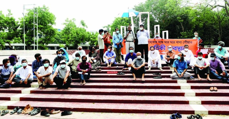 Trustee of Ganoswasthya Kendra Dr. Zafrullah Chowdhury speaks at the token citizens' sit in at the Central Shaheed Minar in the city on Thursday with a call to send foodstuff to each house during lockdown.