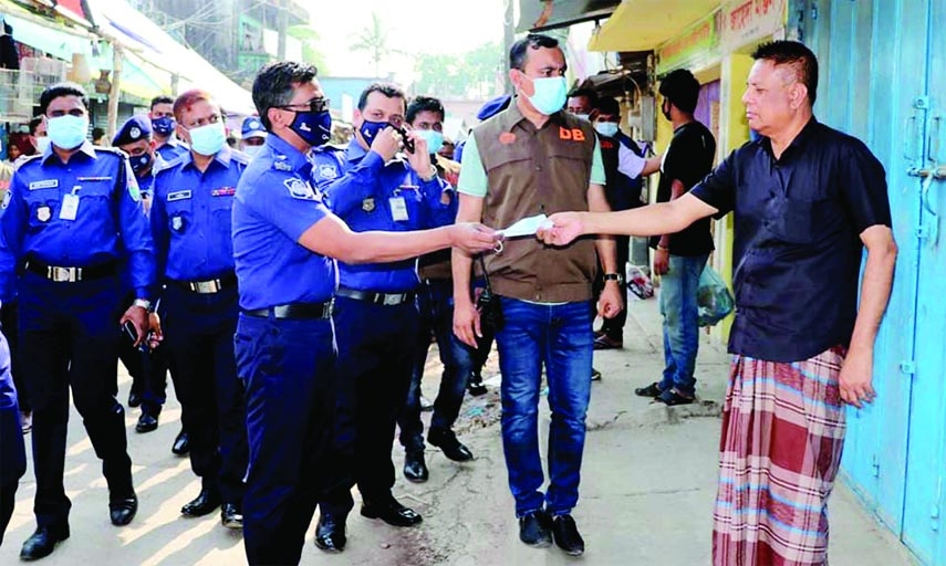 Sylhet Police Super Mohammed Farid Uddin distributes masks among the locals of Biswanath Upazila on Wednesday noon.