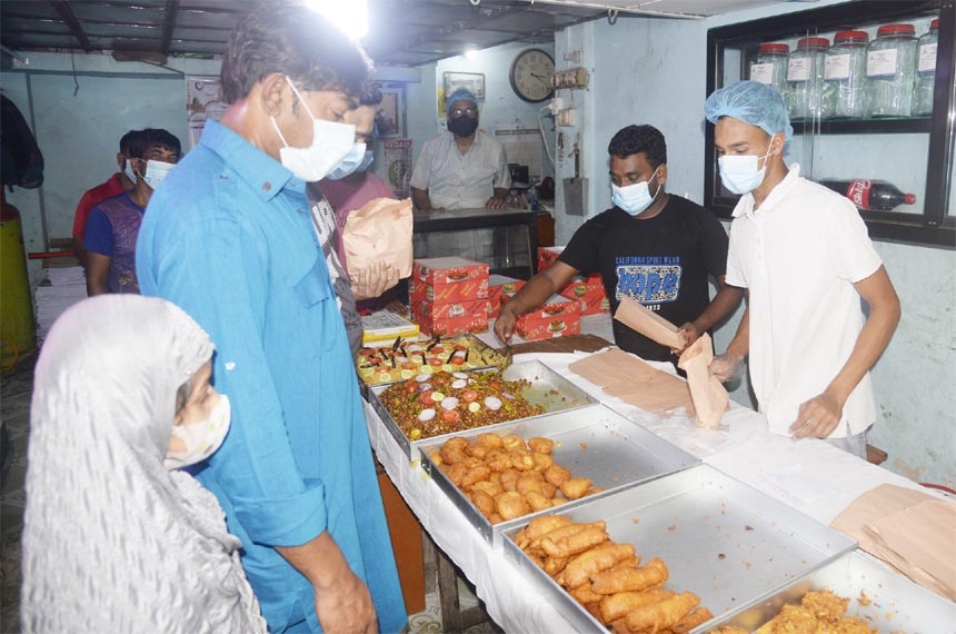 Iftar items being sold at different hotels and bakeries during lockdown. The snap was taken from Bashir Bakery in the city's Agasadek Road on Friday.