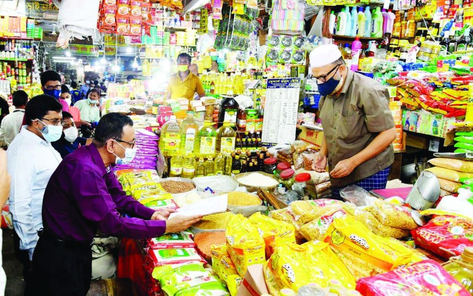 A mobile court led by Additional Secretary of the Commerce Ministry AHM Safiquzzaman monitors Karwan Bazar and Banasree Kitchen Market in the city on Saturday.