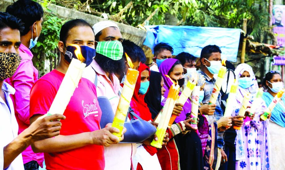 Jatiya Garments Sramik Federation lit candles in front of the Jatiya Press Club on Saturday commemorating the 8th anniversary of Rana Plaza collapse.