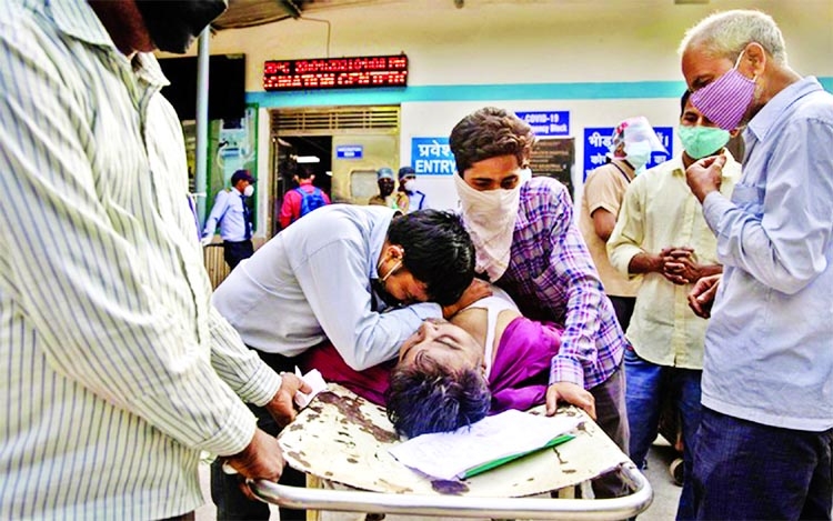 Family members mourn after Shayam Narayan is declared dead outside the coronavirus disease casualty ward, at Guru Teg Bahadur hospital, amidst the spread of the disease in New Delhi, India.