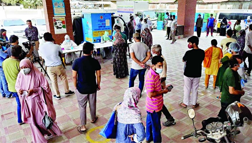 People crowd at a community center in the capital’s Modhubagh area for rapid Coronavirus antigen tests launched by BRAC on Saturday.