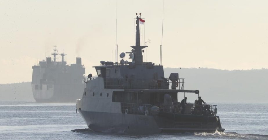 An Indonesian navy patrol ship sails to join the search for submarine KRI Nanggala that went missing while participating in a training exercise on Wednesday, off Banyuwangi, East Java, Indonesia, Saturday, April 24, 2021. Photo: AP