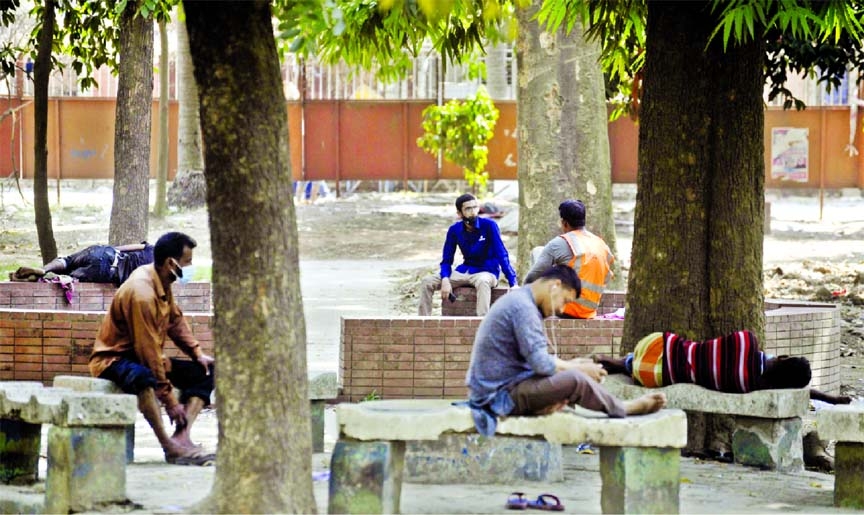 People take rest inside Suhrawardy Uddyan in the capital on Sunday amid a mild to moderate heat wave sweeping over the Dhaka, Mymensingh, Khulna, Barishal, Chattogram and Rajshahi divisions.