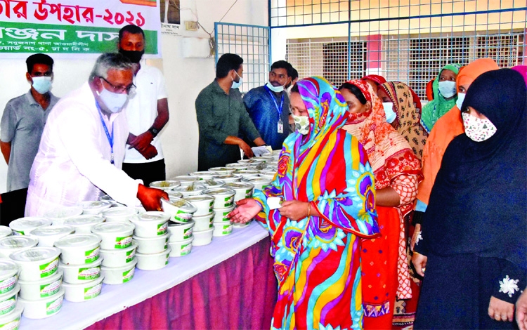 General Secretary of Sabujbag thana AL and Councilor of 5 No. Ward of DSCC Chitta Ranjan Das distributes iftar items among the poor at the area on Friday.