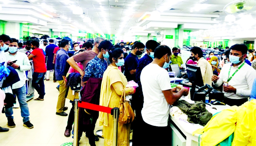 Customers crowded the city's shopping malls ignoring health guidelines, even amid the non-availability of public transports. The picture was taken from Jamuna Future Park on Friday.