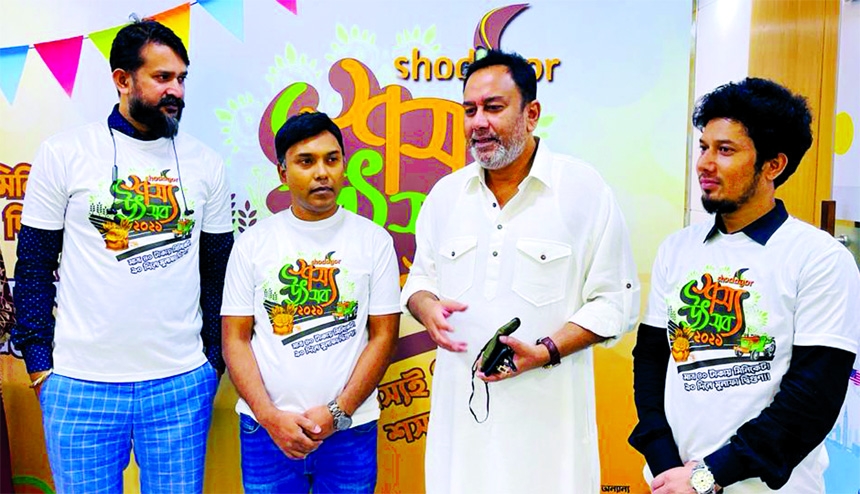 Arif Chowdhury, CEO of Shodagor.com, inaugurating 'Shodagor Crops Festival-2021' at the company's corporate office in the capital on Friday. Chief Strategy Officer Zahidul Alam Shah and Actor Zahid Hasan, among others, were present.