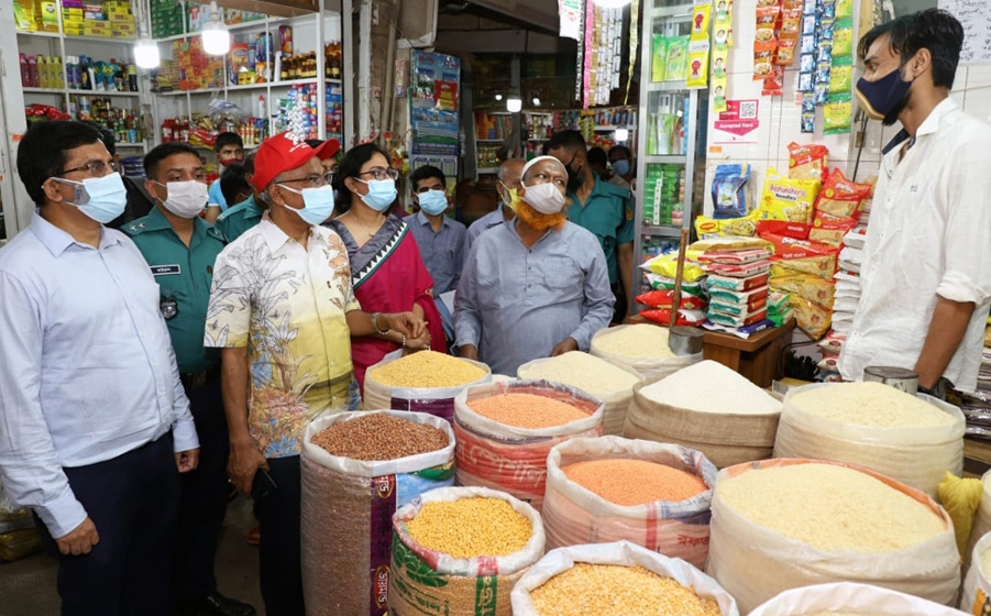 Directorate of National Consumer Rights Protection raided to monitor the prices and quality of daily necessities in Karwan Bazar area in the capital on Friday. NN photo