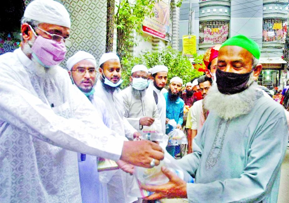 President and Senior Vice-President of Islami Sramik Andolon, Dhaka City South Alhaj Zahangir Alam and Siddiqur Rahman respectively distribute iftar among the destitute at Agamosi Lane area in the city on Tuesday.